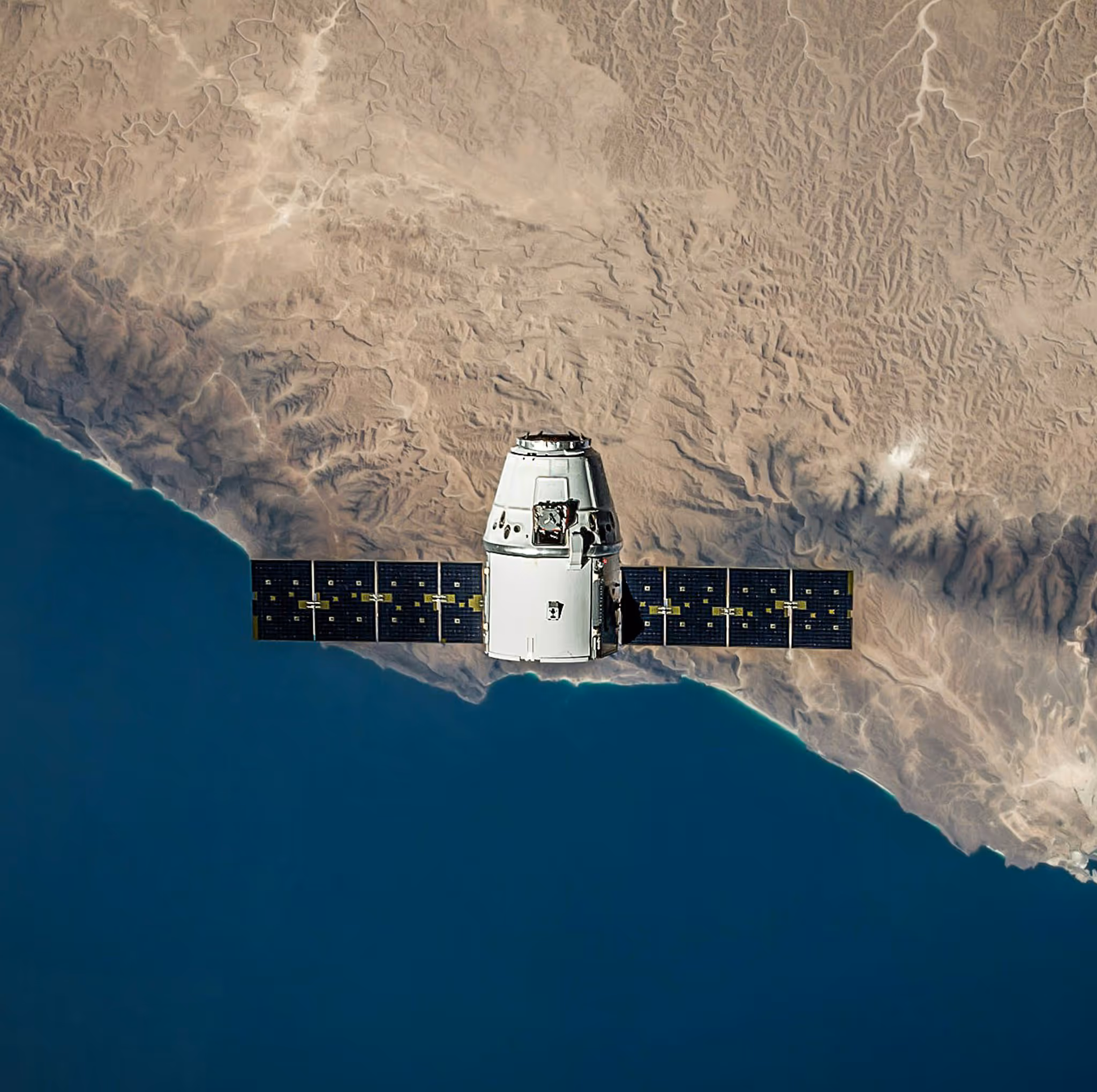 Satélite Dragon sobre a costa desértica, vista do espaço